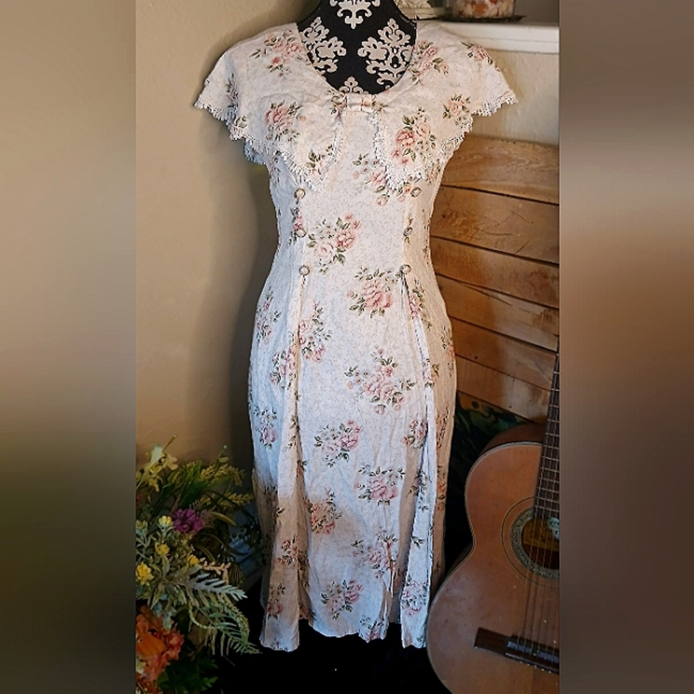 Vintage Lace Collared Floral Dress
